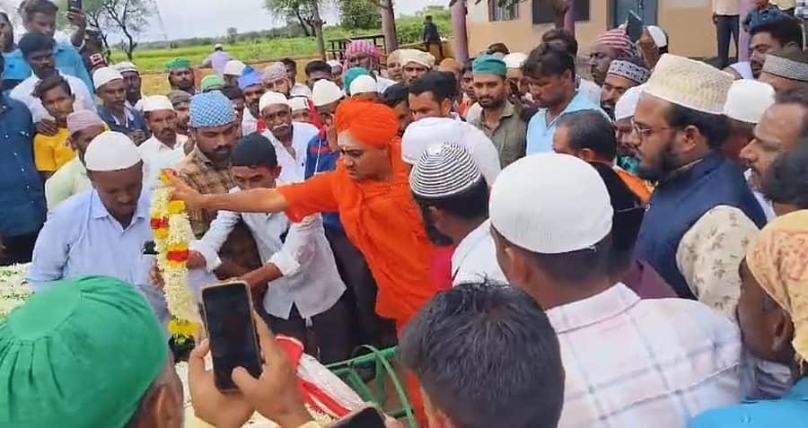 <div class="paragraphs"><p>ಅಂತಿಮ ನಮನ ಸಲ್ಲಿಸಿದ ಗವಿಮಠದ ಅಭಿನವ ಗವಿಸಿದ್ಧೇಶ್ವರ ಸ್ವಾಮೀಜಿ, ನೋವಿನಲ್ಲಿದ್ದ ಕುಟುಂಬದವರಿಗೆ ಧೈರ್ಯ ತುಂಬಿದರು.</p></div>